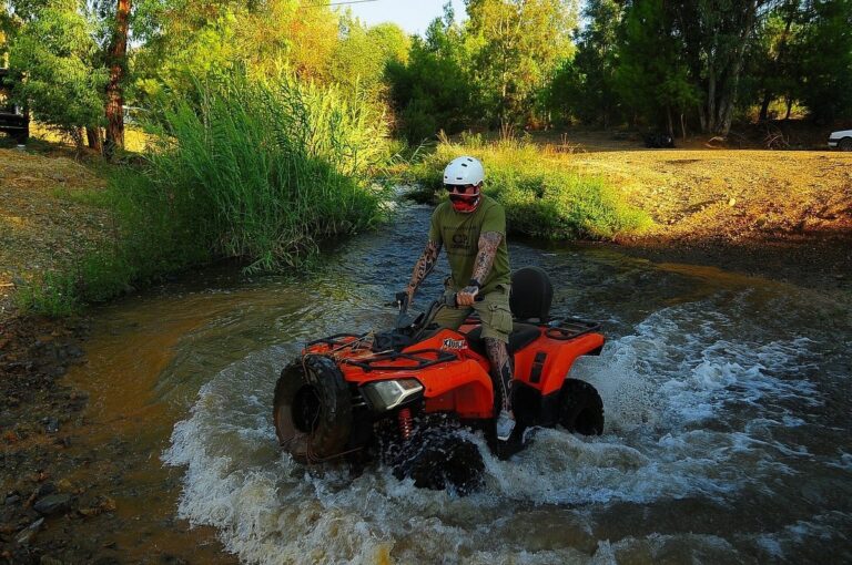 Quad-Fahrer durchquert einen flachen Bach