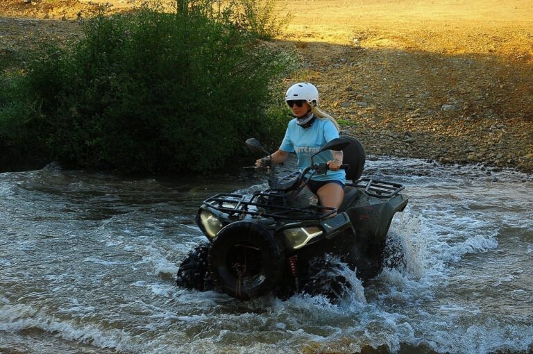 Quad jedzie przez wodę